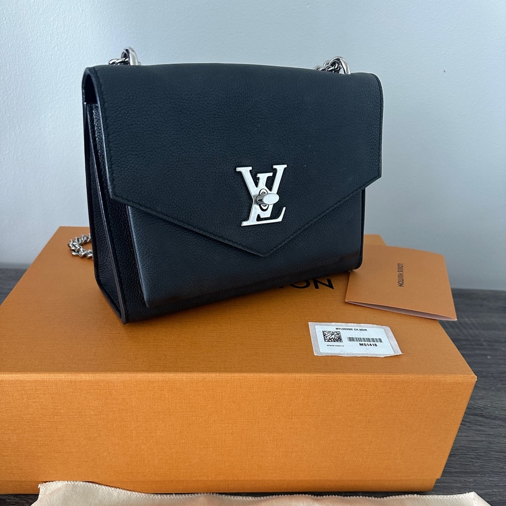 Authentic Louis Vuitton purse purchased at Rodeo Dr. Beverly Hills - Black new